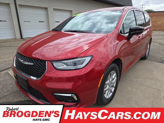 2025 Chrysler Pacifica Select's photo