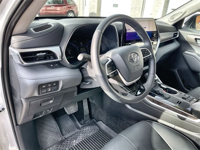 2025 Toyota Highlander Hybrid Platinum