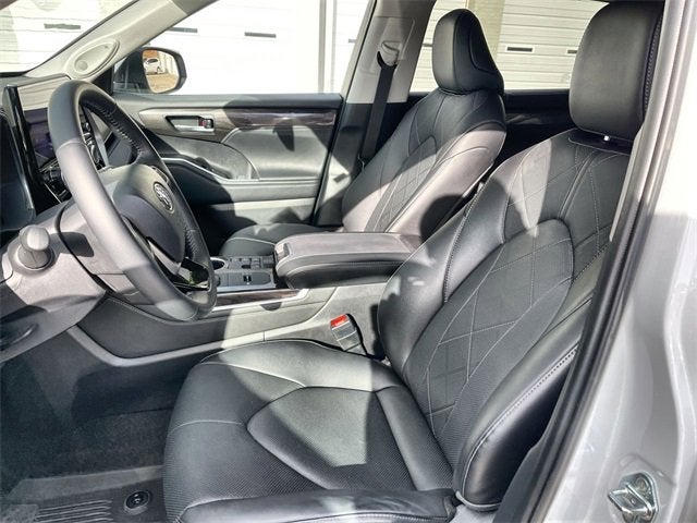 2025 Toyota Highlander Hybrid Platinum