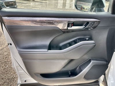 2025 Toyota Highlander Hybrid Platinum