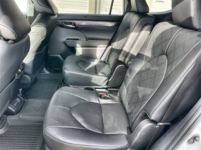 2025 Toyota Highlander Hybrid Platinum