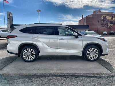2025 Toyota Highlander Hybrid Platinum